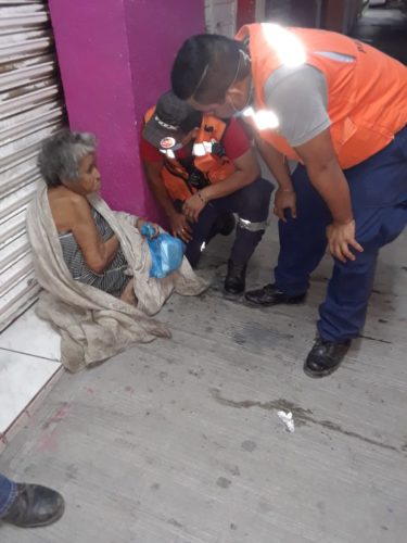 PC auxilia a mujer indigentte