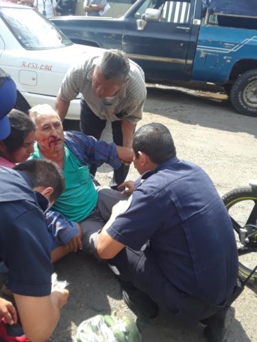 Motociclista arrolla a peatón