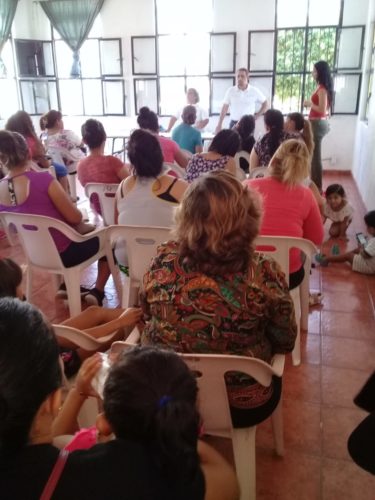Entregan recursos a personas con discapacidad, en Múgica