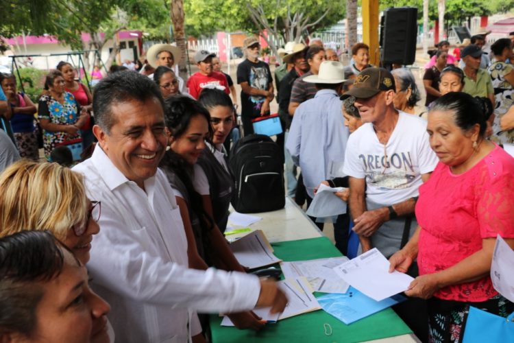 Adultos mayores reciben pensión de 65 y Más