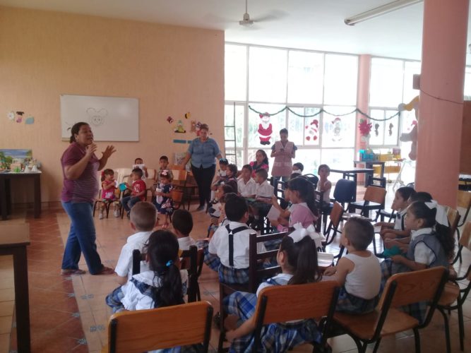 Niños abarrotan la biblioteca de Múgica