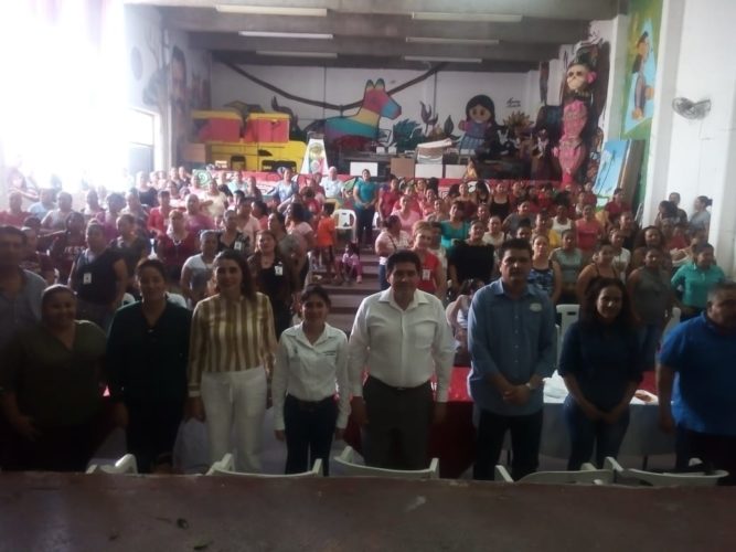 Referentes de Prospera en Múgica se reúnen con Raymundo Arreola