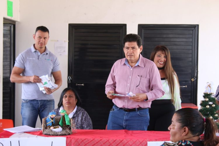 Raymundo Arreola Ortega entrega créditos de Palabra de Mujer