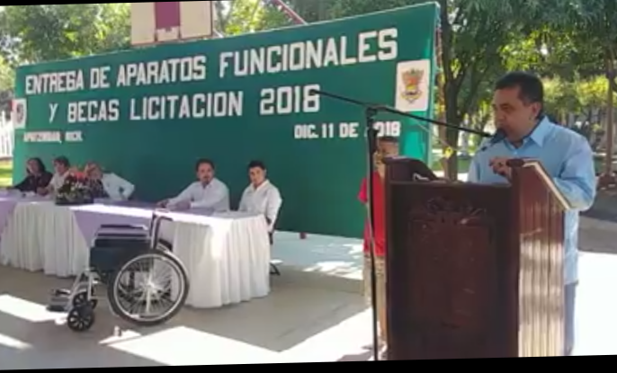 Entrega de enseres funcionales y becas personas discapacitadas