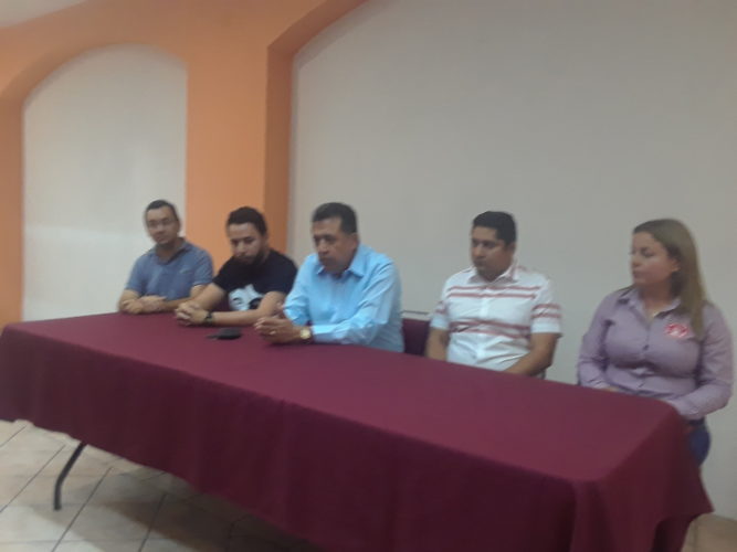 Acuerdan autoridades y gasolineros poner orden al abasto de combustible