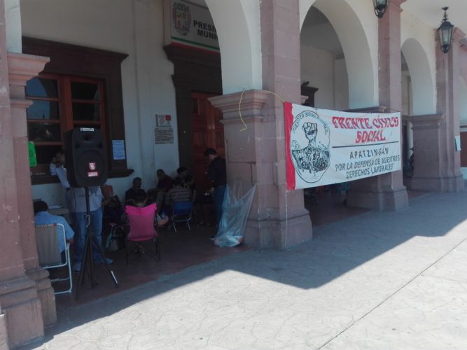 Frustran maestros a empleados del municipio de Apatzingán intento de trabajar por las tardes