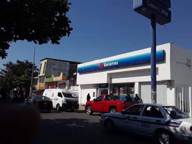 Atracan Banamex de avenida Morelos, en Apatzingán