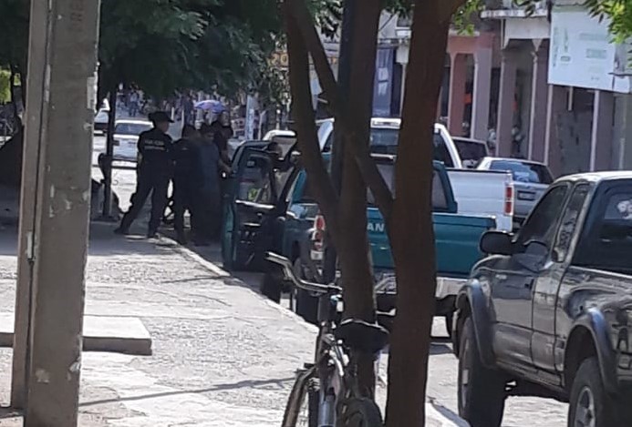 Sorprende Policía Ministerial a 4 que vendían gasolina en pleno centro de Apatzingán; tenían tinaco con mil litros