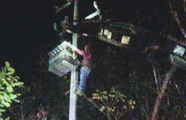 Instala el Capamu un transformador en pozo del panteón