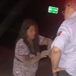 Mujer es atropellada por vehículo "fantasma"