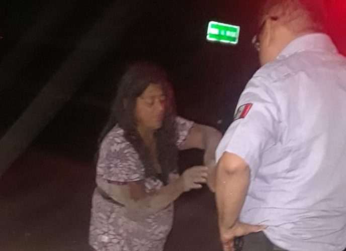 Mujer es atropellada por vehículo "fantasma"