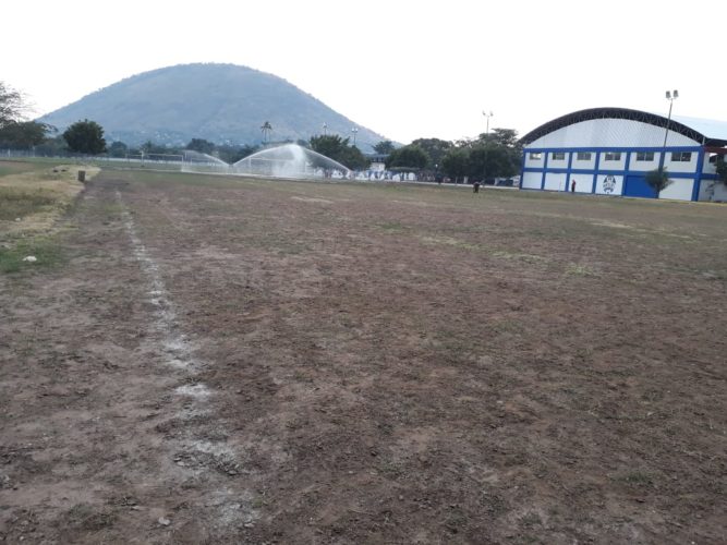 Atiende gobierno de Múgica campos de futbol de la U.D.