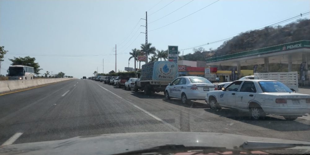 Recrudece crisis de combustible; dura zarandeada a diputado Paco Huacús por hacer "compra de pánico"