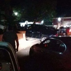 Vehículo se sube al jardín peincipal