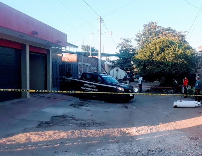 Policia Michoacán, en coordinación con PC, evitan que hombre haga explotar cilindros