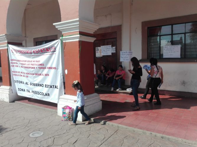 Maestros del SNTE exigen pago de bonos y reintegro del ISR