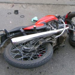 Motociclista choca contra la puerta de automóvil; queda herido