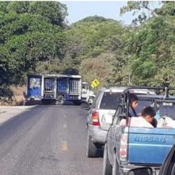Bloquean la carretera Apatzingán-Aguililla con vehículos