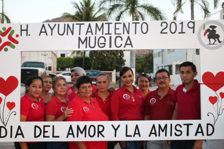 Festejan el Día del Amor y la Amistad, en Múgica