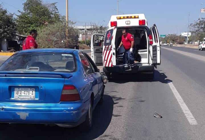 Choque entre vehículos arroja daños materiales y heridos