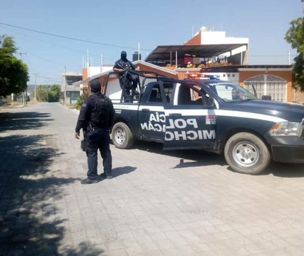 Albañiles protagonizan "balacera" con tablas; hay psicosis colectiva en Apatzingán