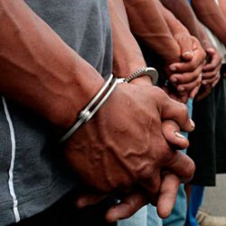 Detienen PGJE y SEDENA a tres personas relacionadas en conductas delictuosas