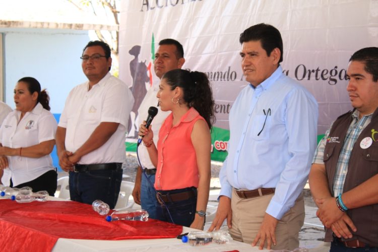 Raymundo Arreola entrega recursos económicos a mujeres emprendedoras de Múgica