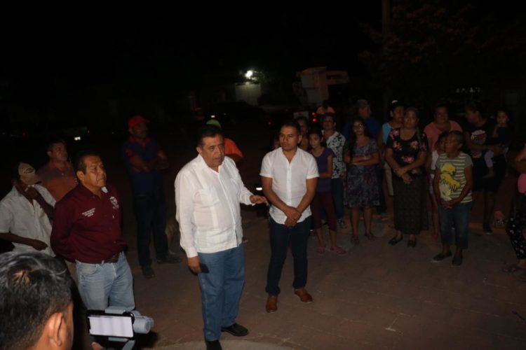 Alcalde inaugura alumbrado en la Joaquín Amaro
