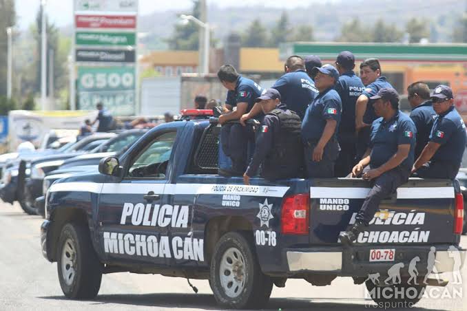 Balacera entre civiles y policía