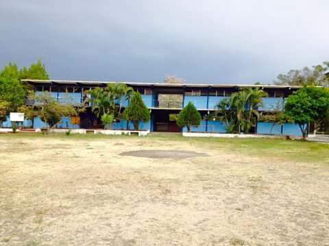 Acondiciona en Múgica canchas de futbol en planteles educativos