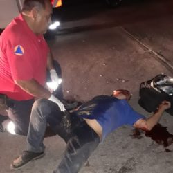 Ebrio cae de motocicleta; herido
