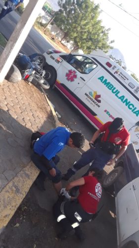 Choque entre moto y carro; un lesionado