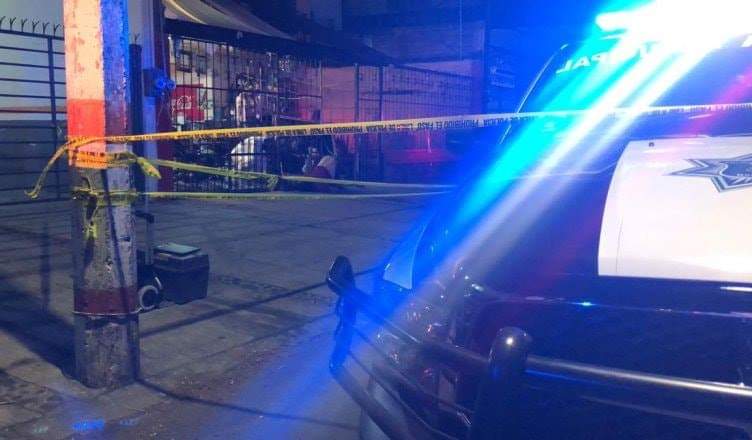 Lo atacan a navajazos y le prenden fuego vivo