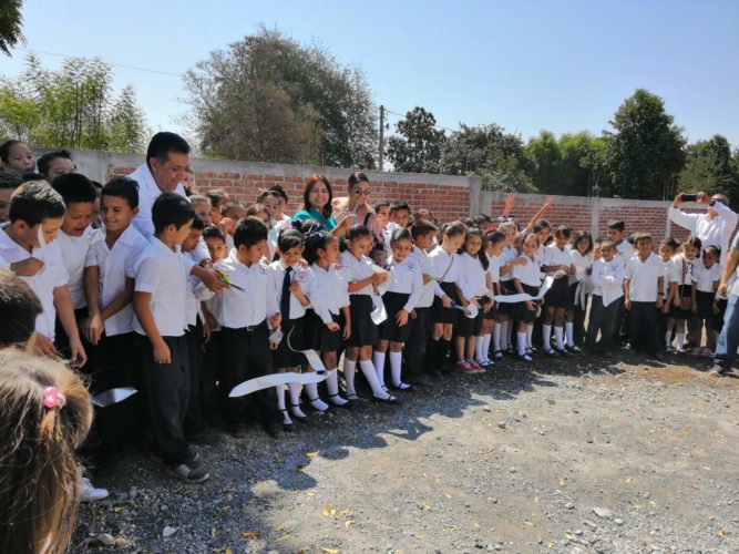 Presidente entrega una obra más, al sector educativo