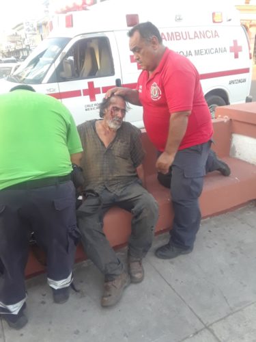 Mujer atropella a anciano