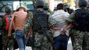 Detiene Sedena a dos con armas y autos robados