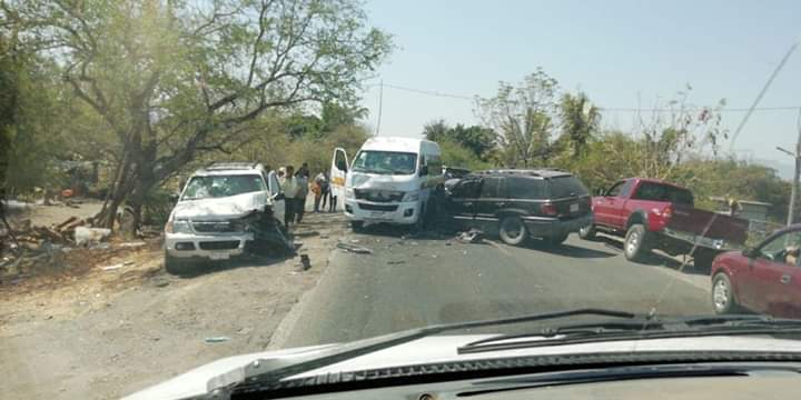 Se accidentan tres vehículos; hay seis lesionados