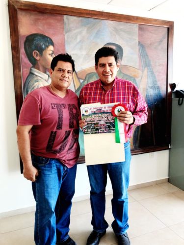 Recibe reconocimiento Raymundo Arreola Ortega de la agrupación Kikirikis