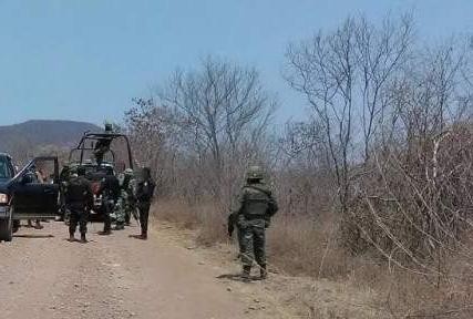 Aseguran tres autos y armas tras enfrentamiento en Apatzingán