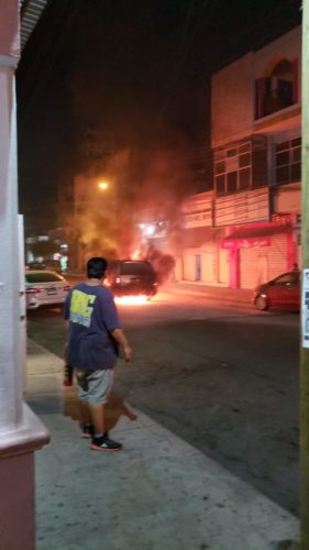 Se incendia camioneta en centro de Apatzingán