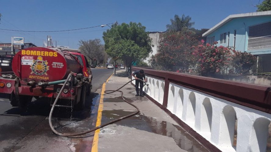Demente incendia basura en el río Apatzingán