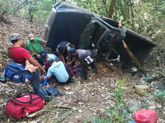Cinco lesionados en volcadura