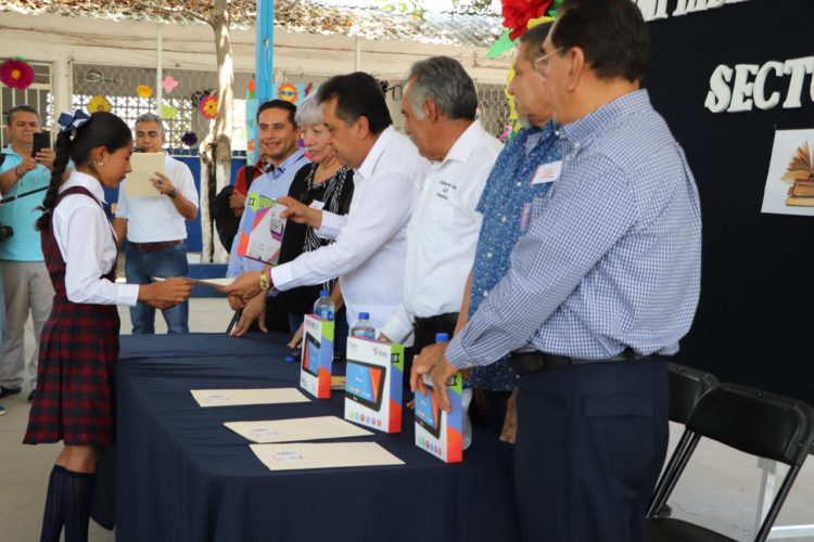 Alcalde entrega tablets a estudiantes destacados