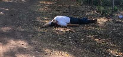Asesinado y tirado sobre sobre camino