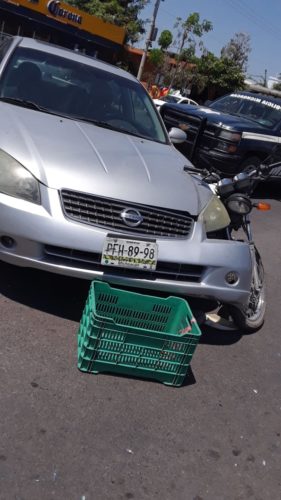 Choque entre moto y automóvil; un lesionado