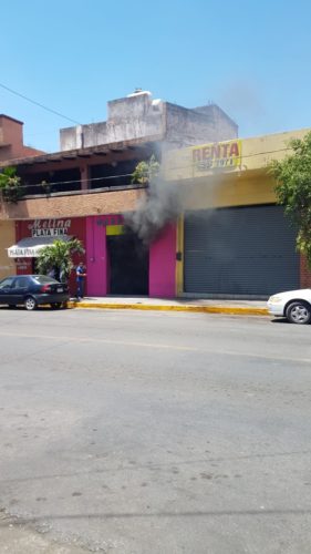 Incendio de bote con basura en una boutique movilizó a bomberos