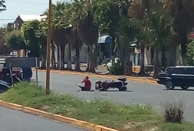 Choque entre moto y auto; un lesionado