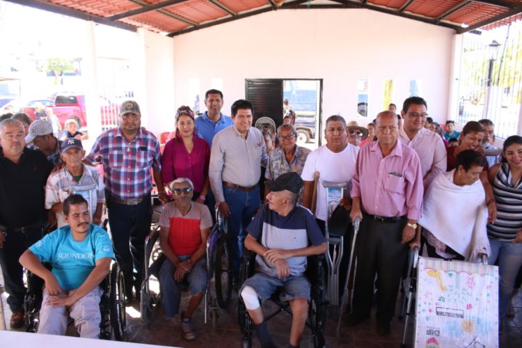 Entregan decenas de aparatos a personas con discapacidad, en Múgica