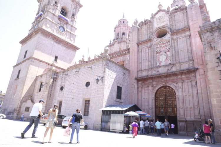 Disfrutan turistas Días Santos en Morelia