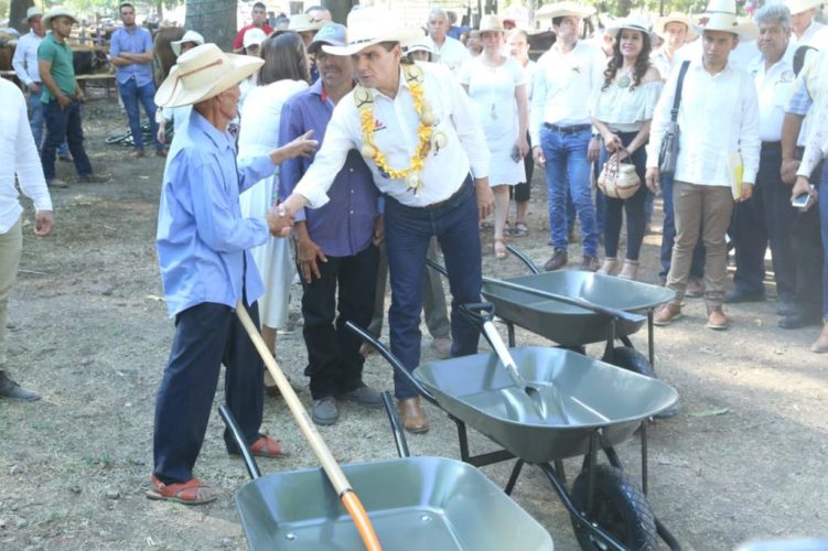 Entrega Gobernador obra de rehabilitación de plaza principal de Tuzantla